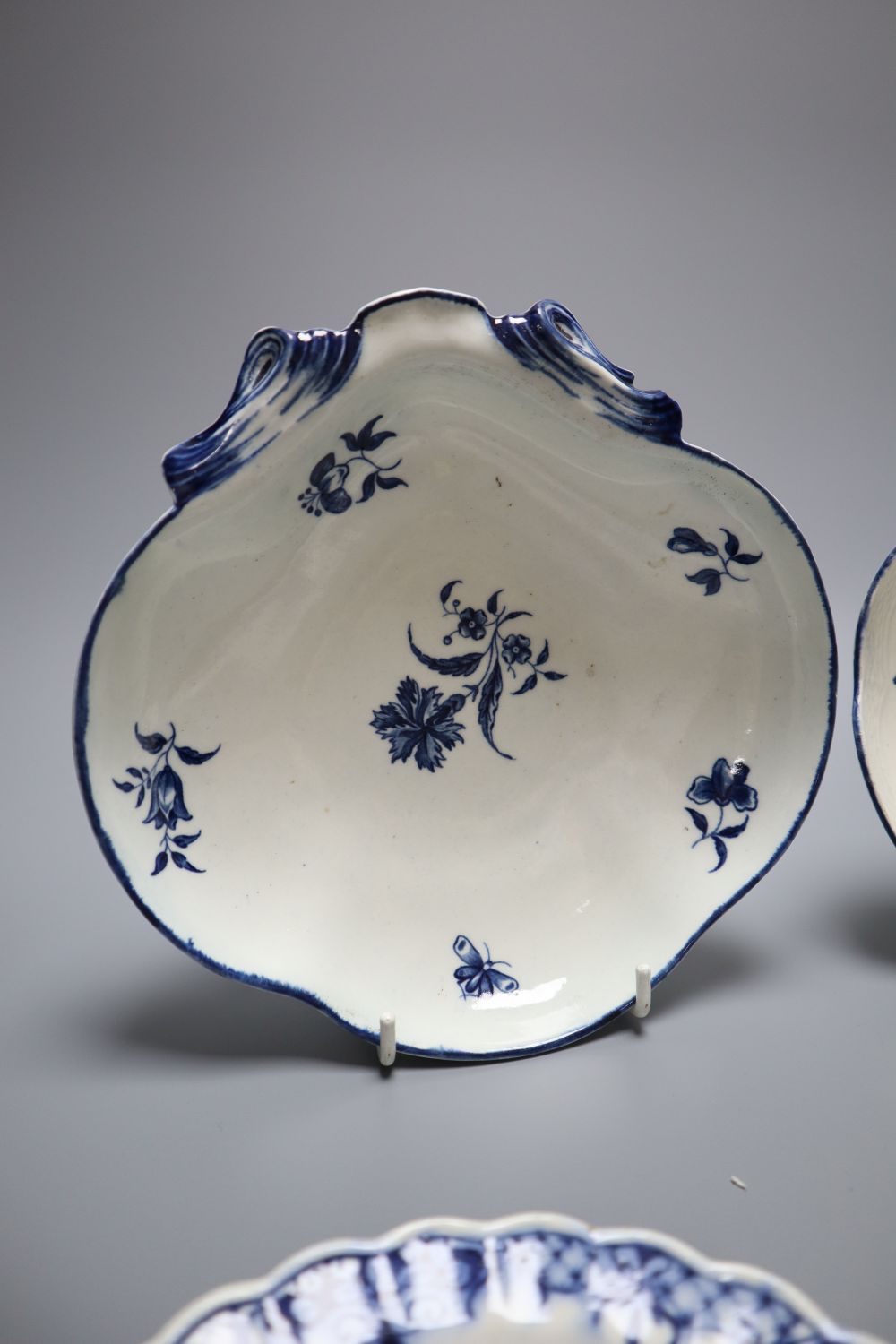 A Worcester Gilliflower pattern dish and stand, 24cm and a pair of Pine Cone pattern plates, 16cm, c.1775,